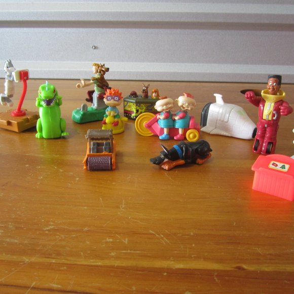 VTG 10 PLASTIC TOYS FOR SALE, BURGER KING, MATCHBOX ETC, READ ALL - Picture 1 of 4